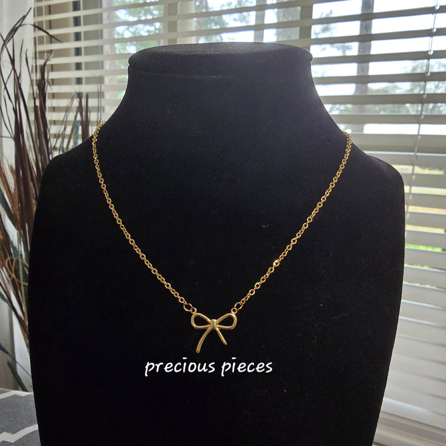 Bow Necklace